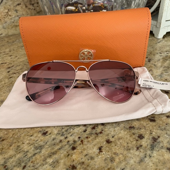 New Tory Burch sunglasses 💝 - Picture 3 of 7
